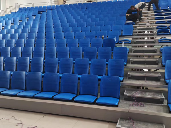 Front-facing flip-up retractable bleacher seats